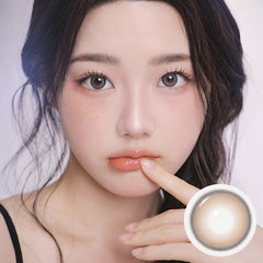 Model wearing I-SHA ORIANA MUNE Brown Korean monthly colored contact lens